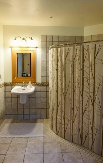 Chalet Style Cottage Near Shawnigan Lake Екстер'єр фото