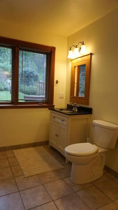 Chalet Style Cottage Near Shawnigan Lake Екстер'єр фото