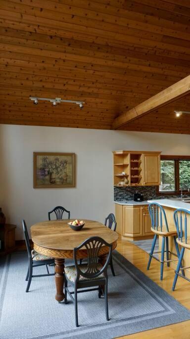 Chalet Style Cottage Near Shawnigan Lake Екстер'єр фото