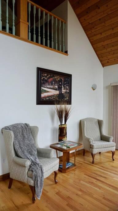 Chalet Style Cottage Near Shawnigan Lake Екстер'єр фото